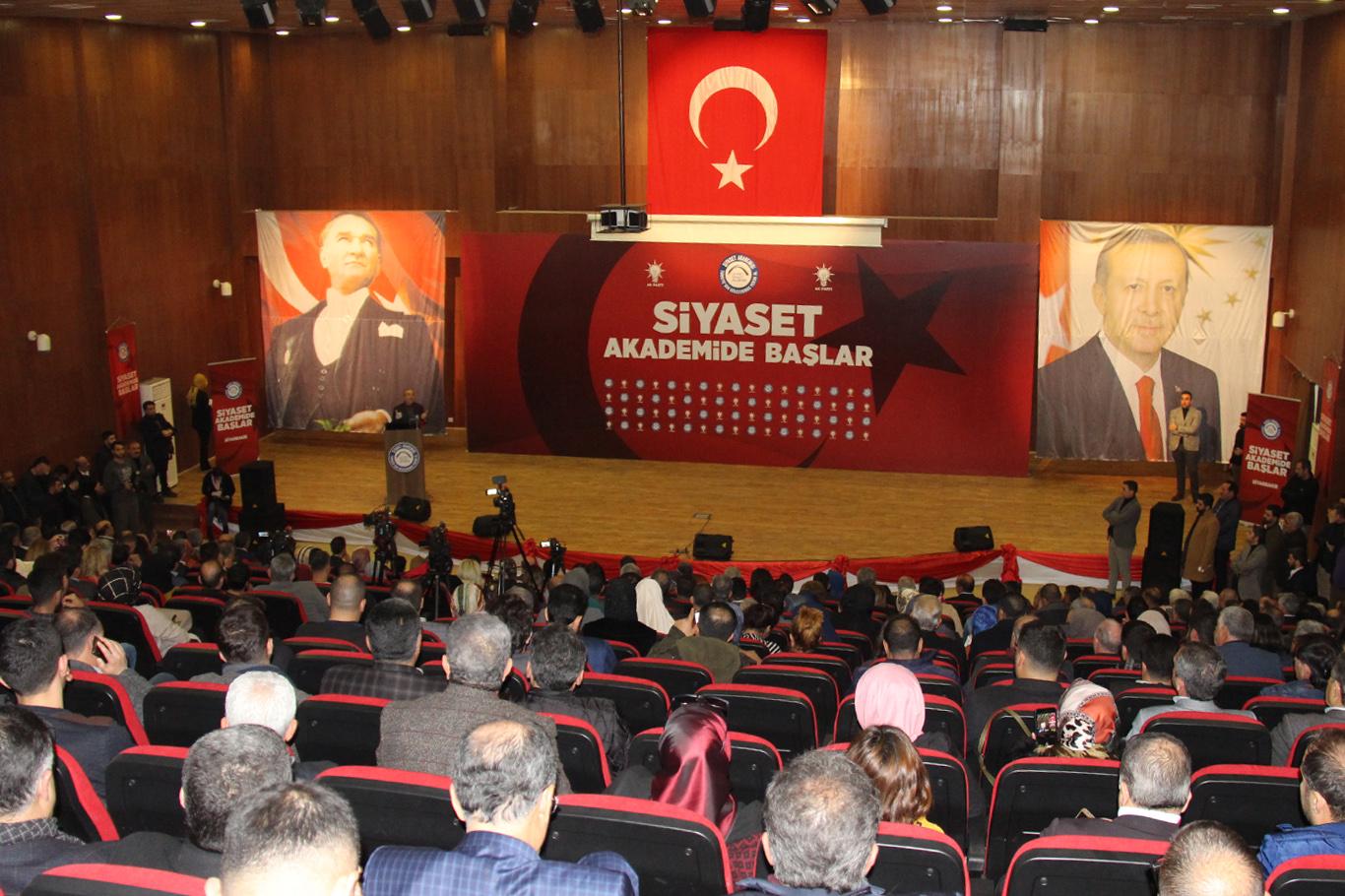 Diyarbakır'da siyaset akademisi kursu düzenlendi